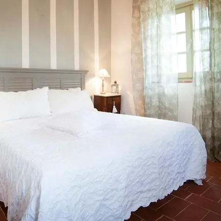 Spacious Flat With Castle View In Tuscany 아파트 *