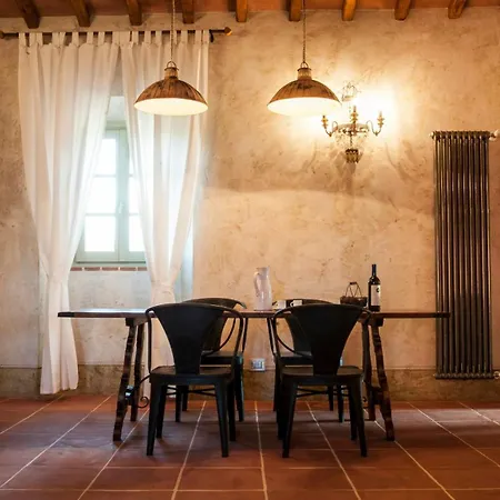 Spacious Flat With Castle View In Tuscany 아파트 *