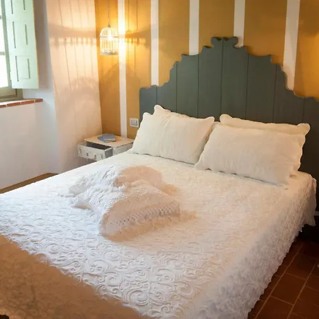 Spacious Flat With Castle View In Tuscany