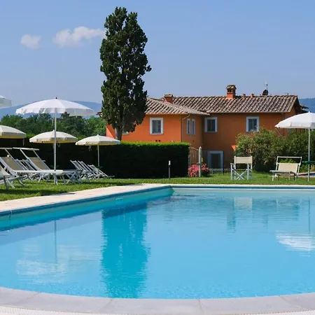 Spacious Flat With Castle View In Tuscany
